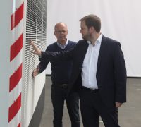 Vorsitzender der FDP-Landtagsfraktion besichtigt Stadtluftreiniger für Kiel